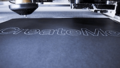 <b>美国最新手艺辞别缝纫机！这件内衣竟由机械人</b>