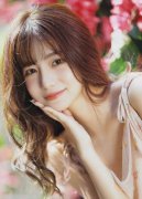 女生迈开腿让男生看膀胱